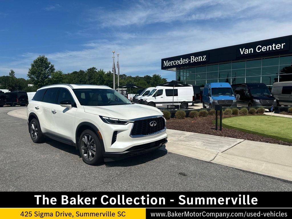Used 2023 White INFINITI LUXE image 1