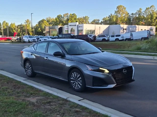 Used 2025 Gray Nissan 2.5 SV image 7