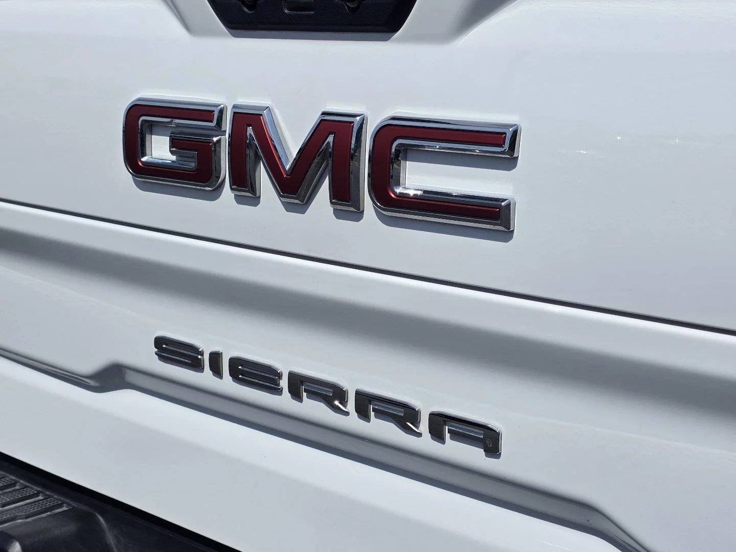 Used 2025 Summit White GMC SLT image 30