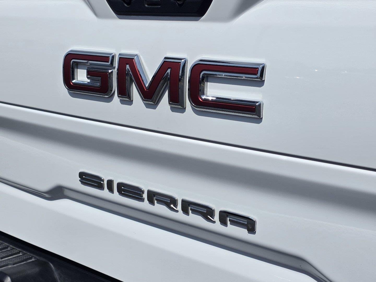 Used 2025 Summit White GMC SLT image 30
