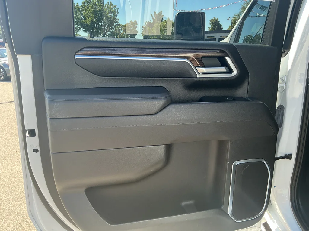 Used 2025 SUMMIT WHITE Chevrolet LT image 17