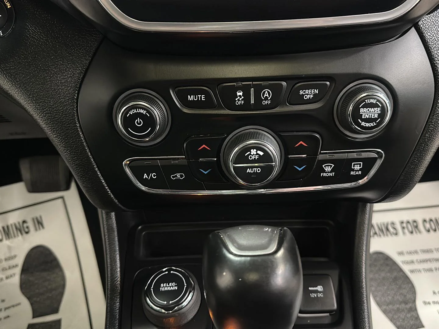 Used 2022 Granite Crystal Metallic Clearcoat Jeep Latitude Lux image 23