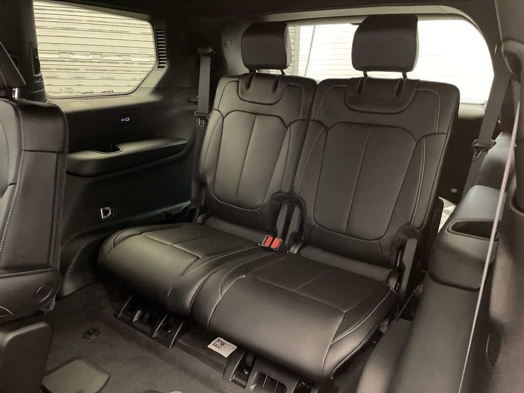 New 2025 Diamond Black Crystal Pearl-Coat Exterior Paint Jeep Limited image 16