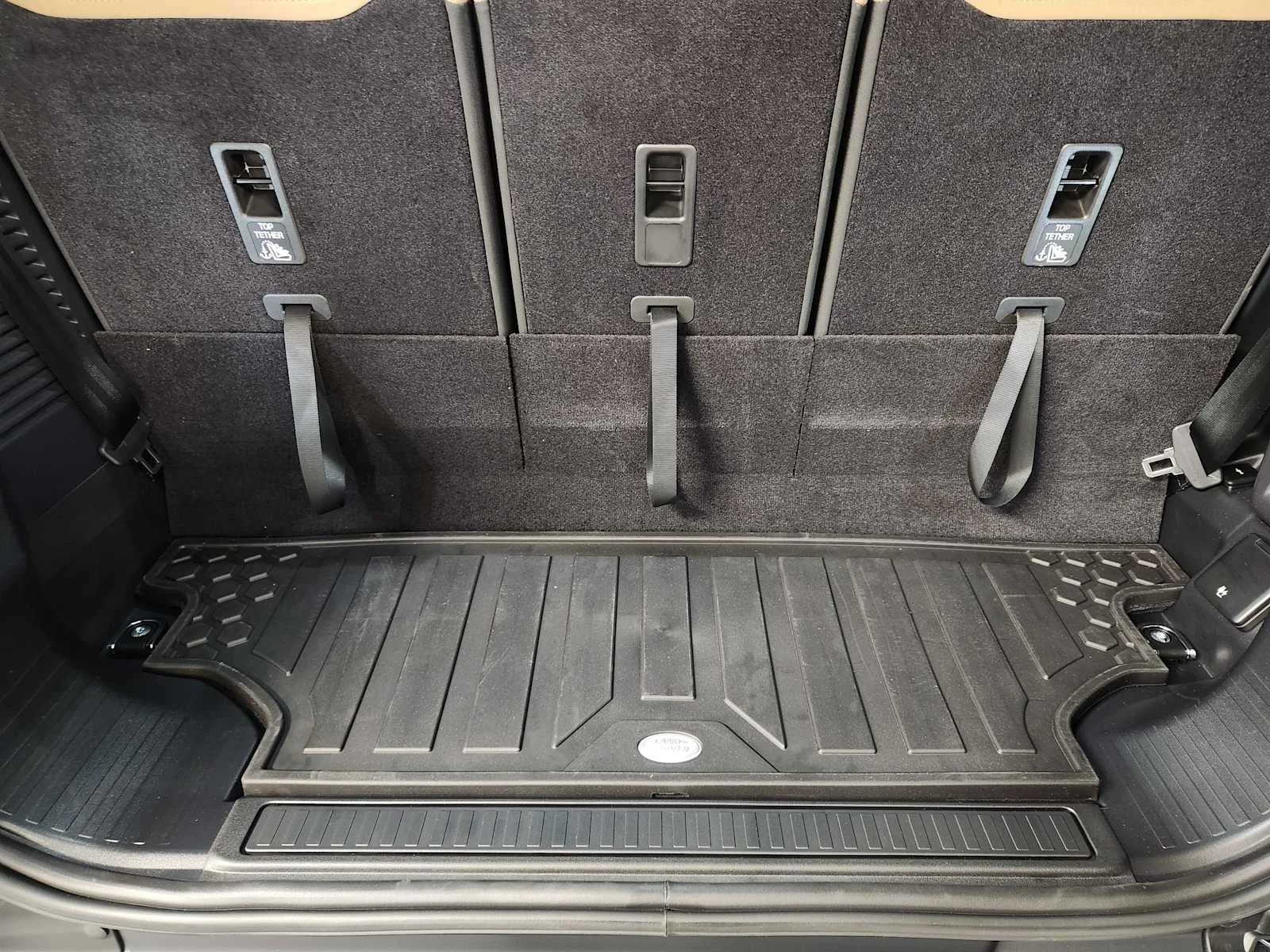 New 2026 Carpathian Grey Premium Metallic Land Rover X-Dynamic SE - 130 P400 image 54