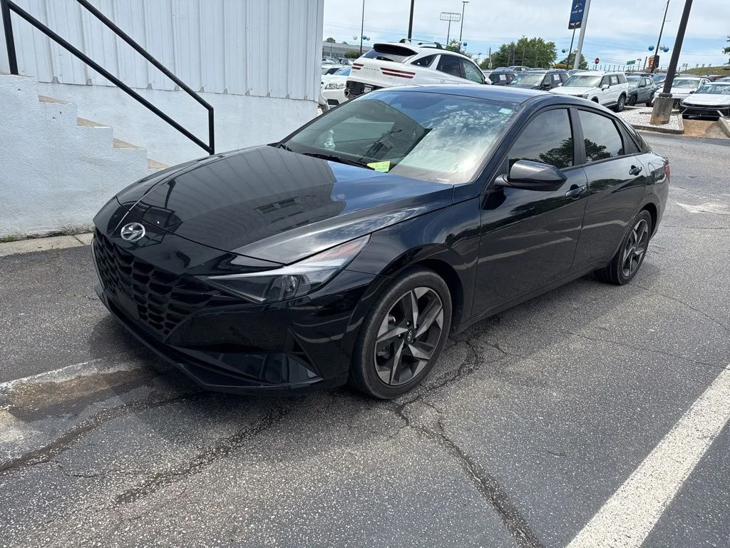 Used 2023 Black Hyundai SEL image 1