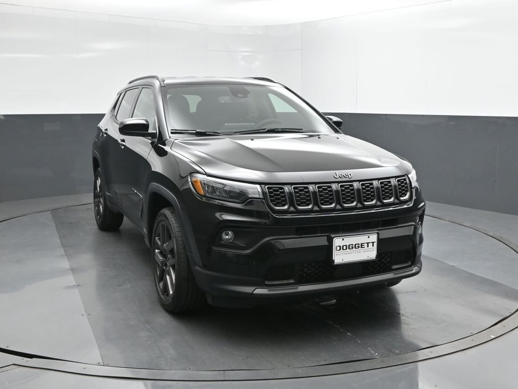 New 2026 Diamond Black Crystal Pearl-Coat Exterior Paint Jeep Latitude image 22