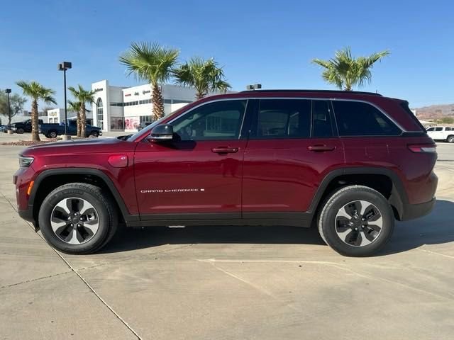 New 2024 Velvet Red Pearl-Coat Exterior Paint Jeep 4xe image 2