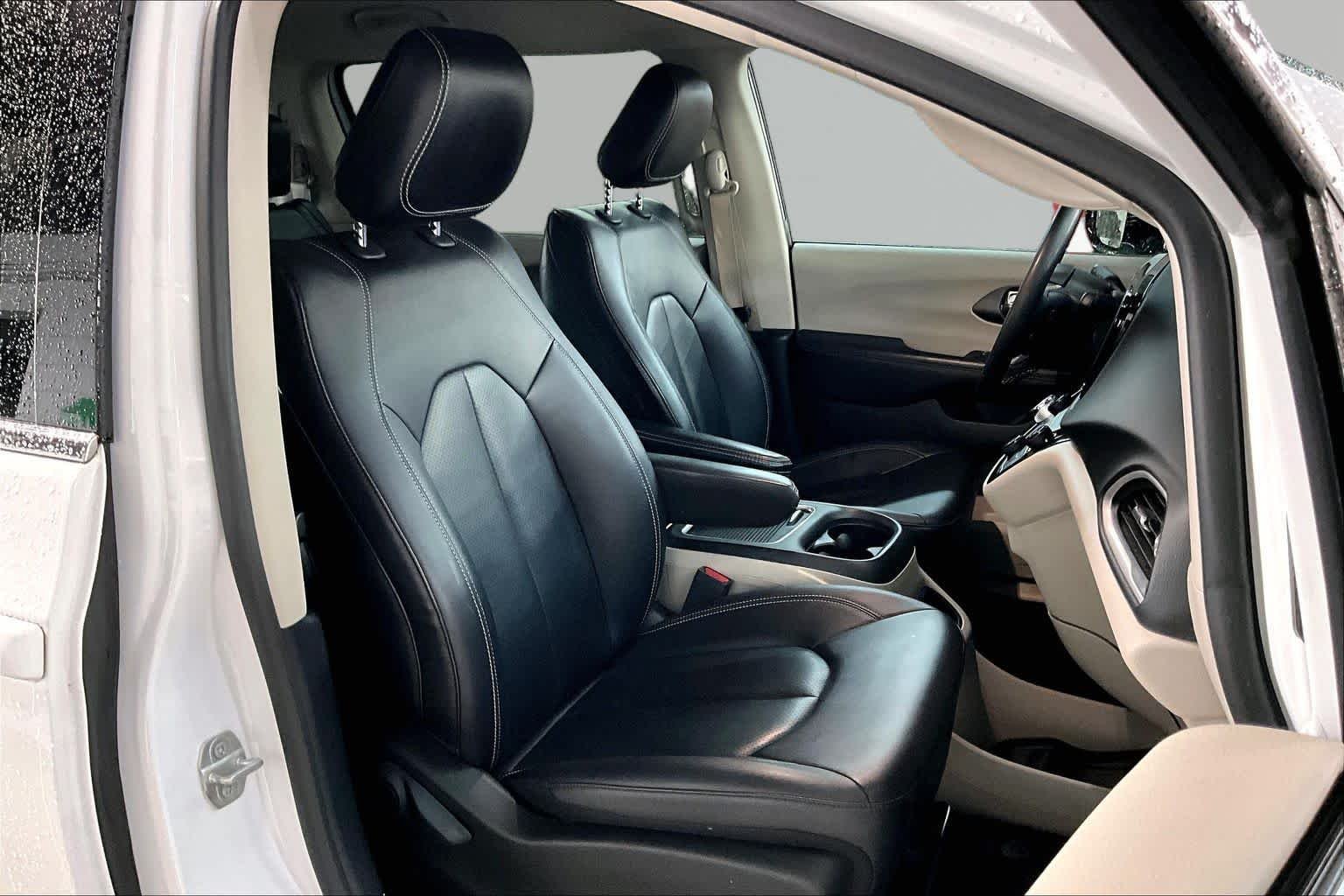 Used 2024 Bright White Clearcoat Chrysler Touring L image 9
