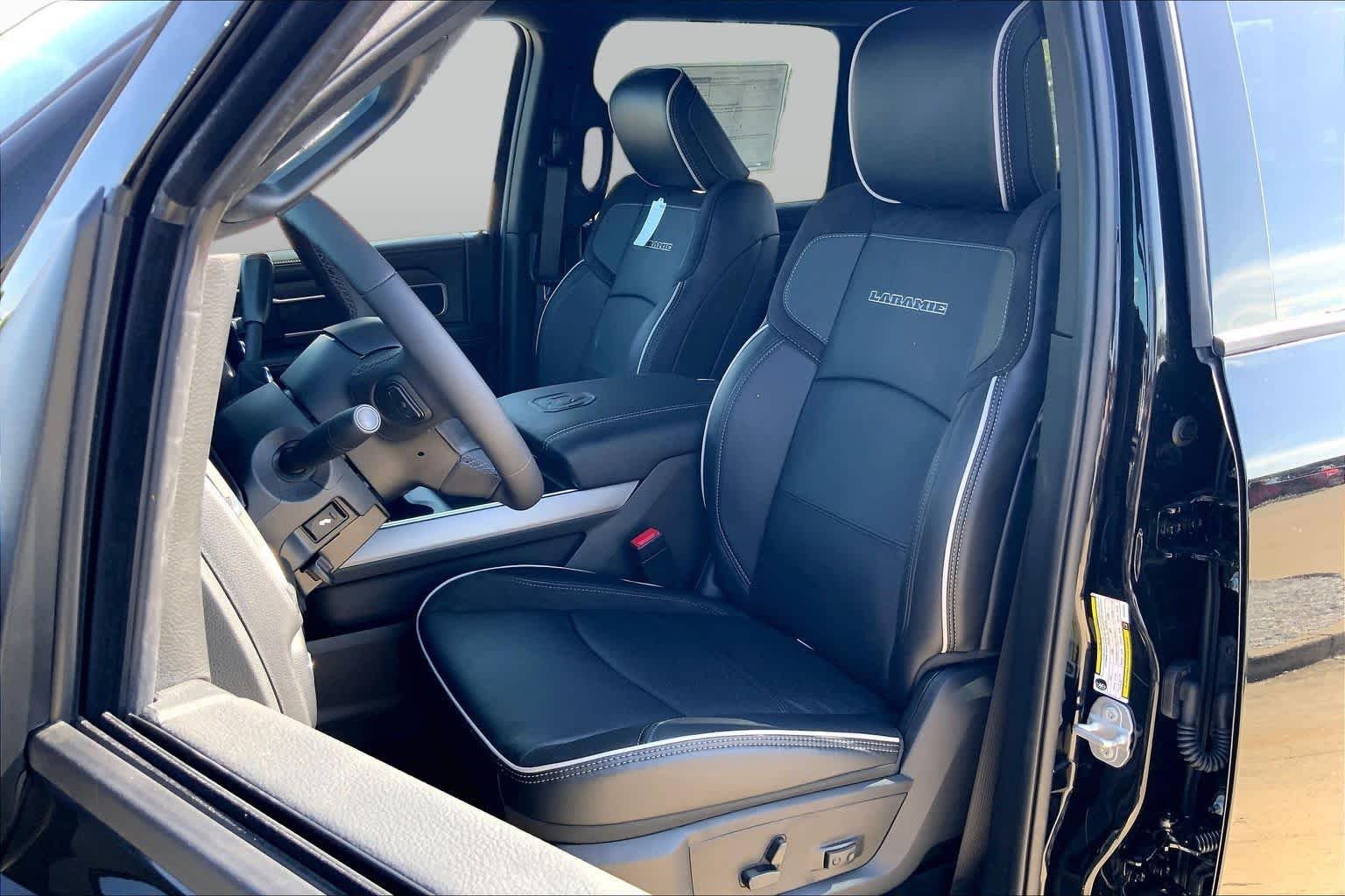 New 2026 Diamond Black Crystal Pearl-Coat Exterior Paint RAM Laramie image 9