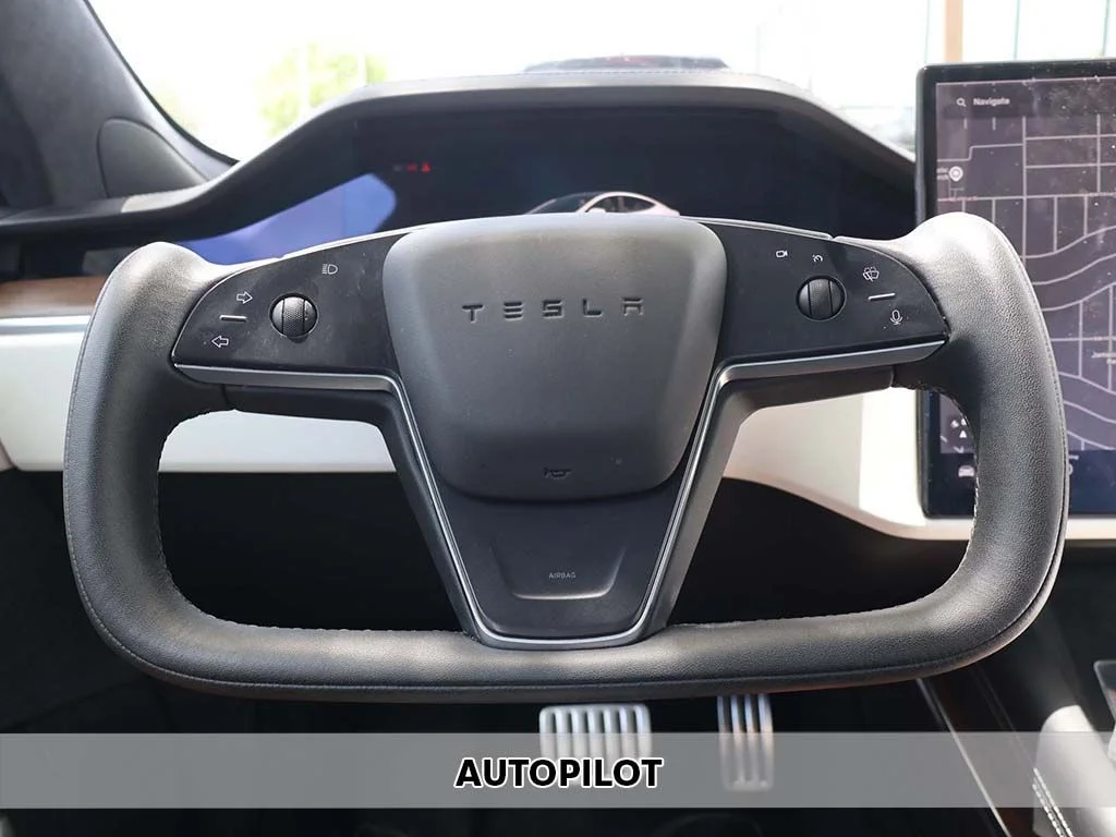 Used 2023 White Tesla Standard Range image 3