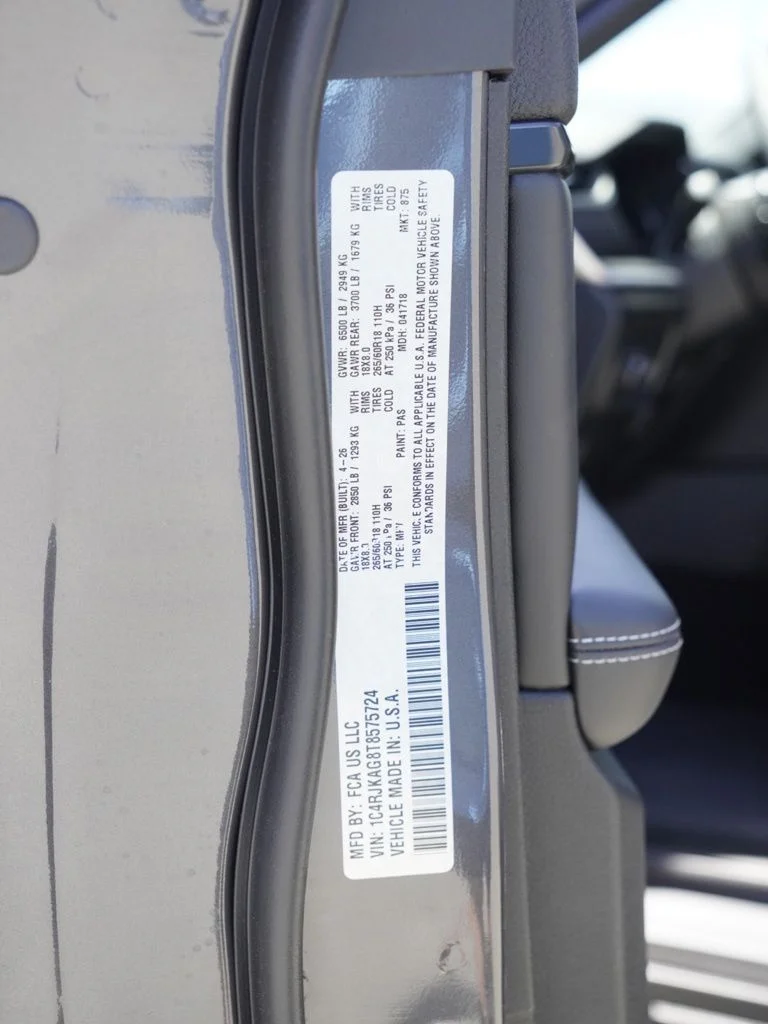 New 2026 Baltic Gray Metallic Clear-Coat Exterior Paint Jeep Laredo image 32