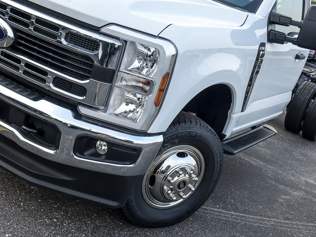 New 2026 Oxford White Ford XL image 5
