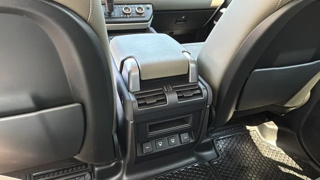 Used 2022  Land Rover SE image 21