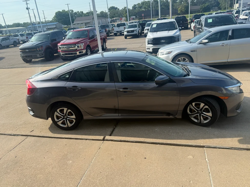 Used 2016  Honda LX image 4