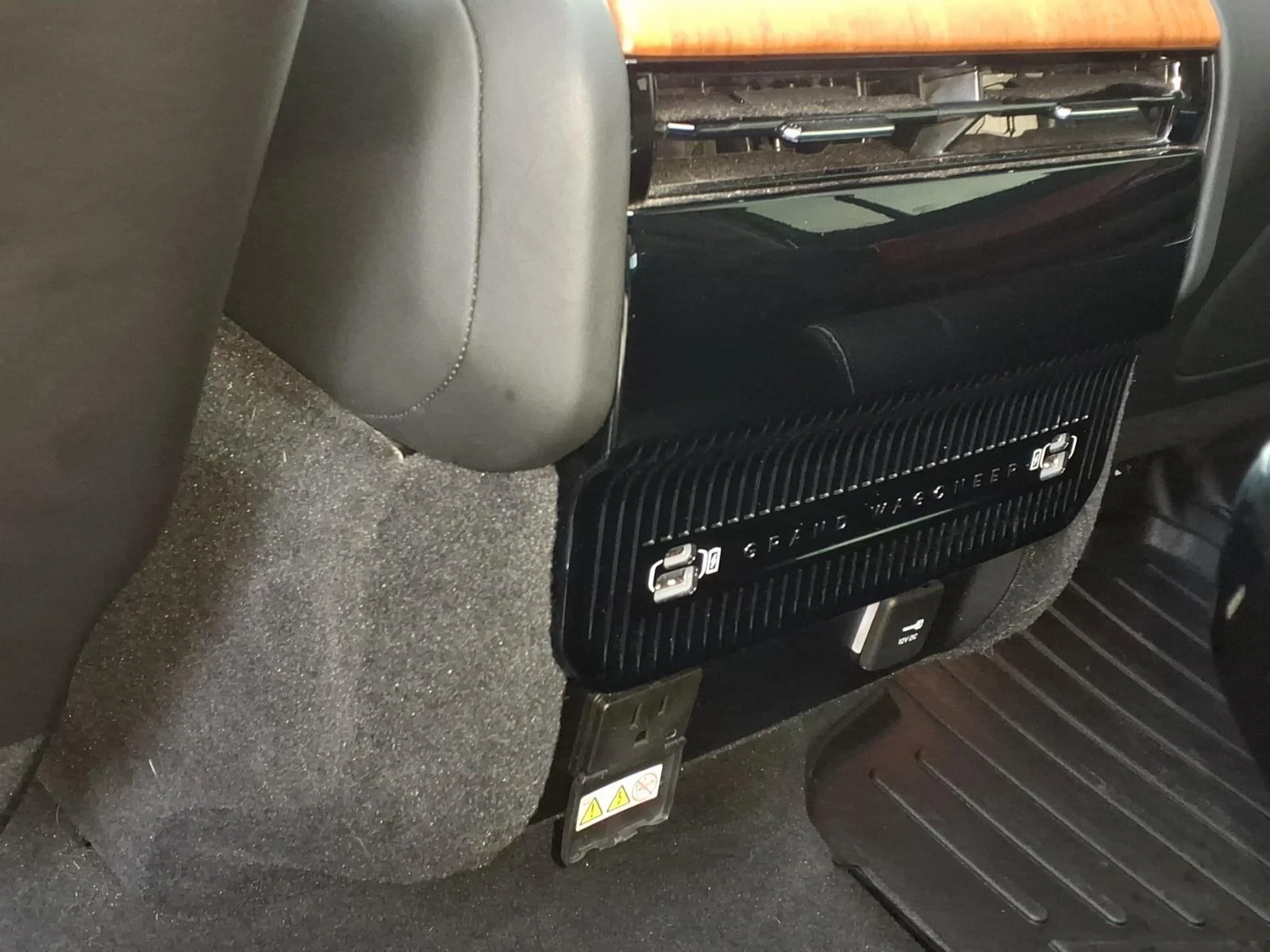 Used 2023 Diamond Black Crystal Pearl Coat Jeep Series III image 4