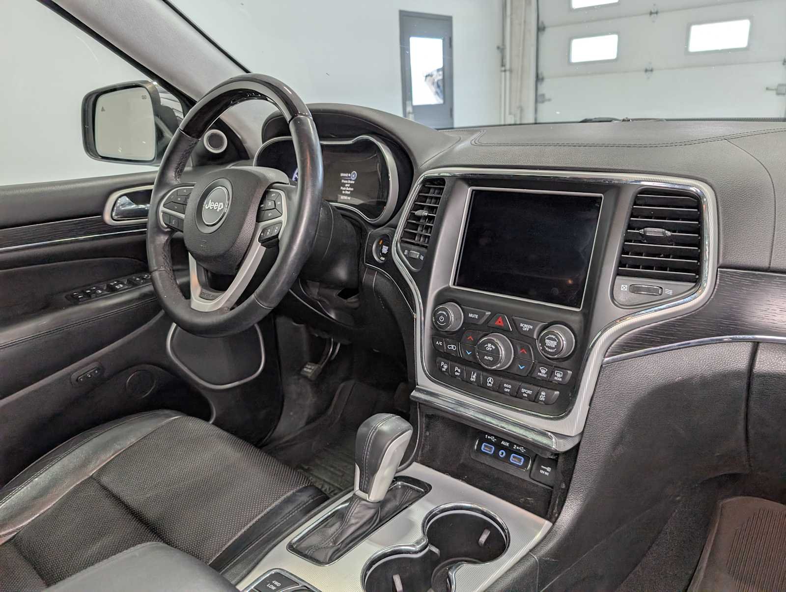 Used 2018 Ivory Tri-Coat Pearl Jeep Summit image 43