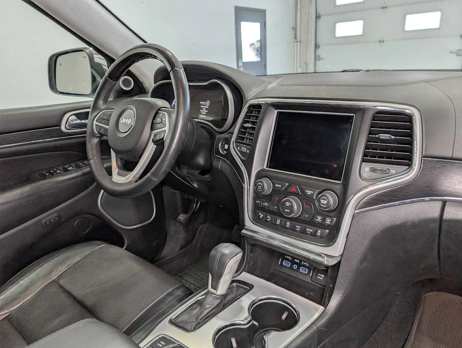 Used 2018 Ivory Tri-Coat Pearl Jeep Summit image 43