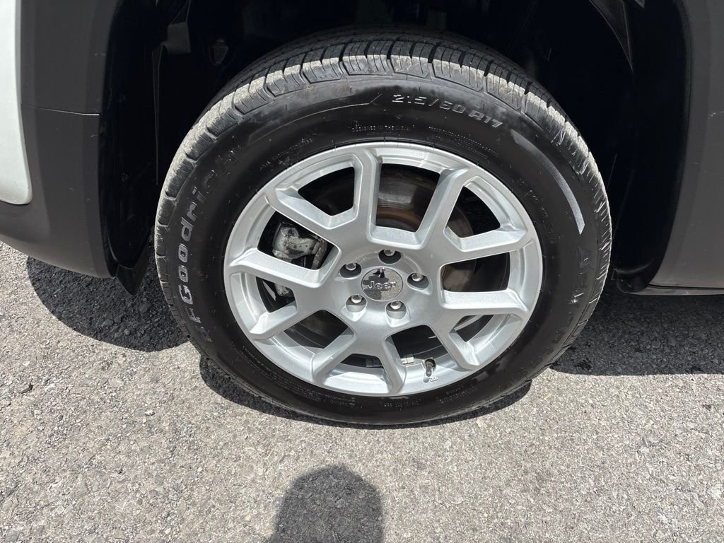 Used 2021 White Jeep Latitude image 11