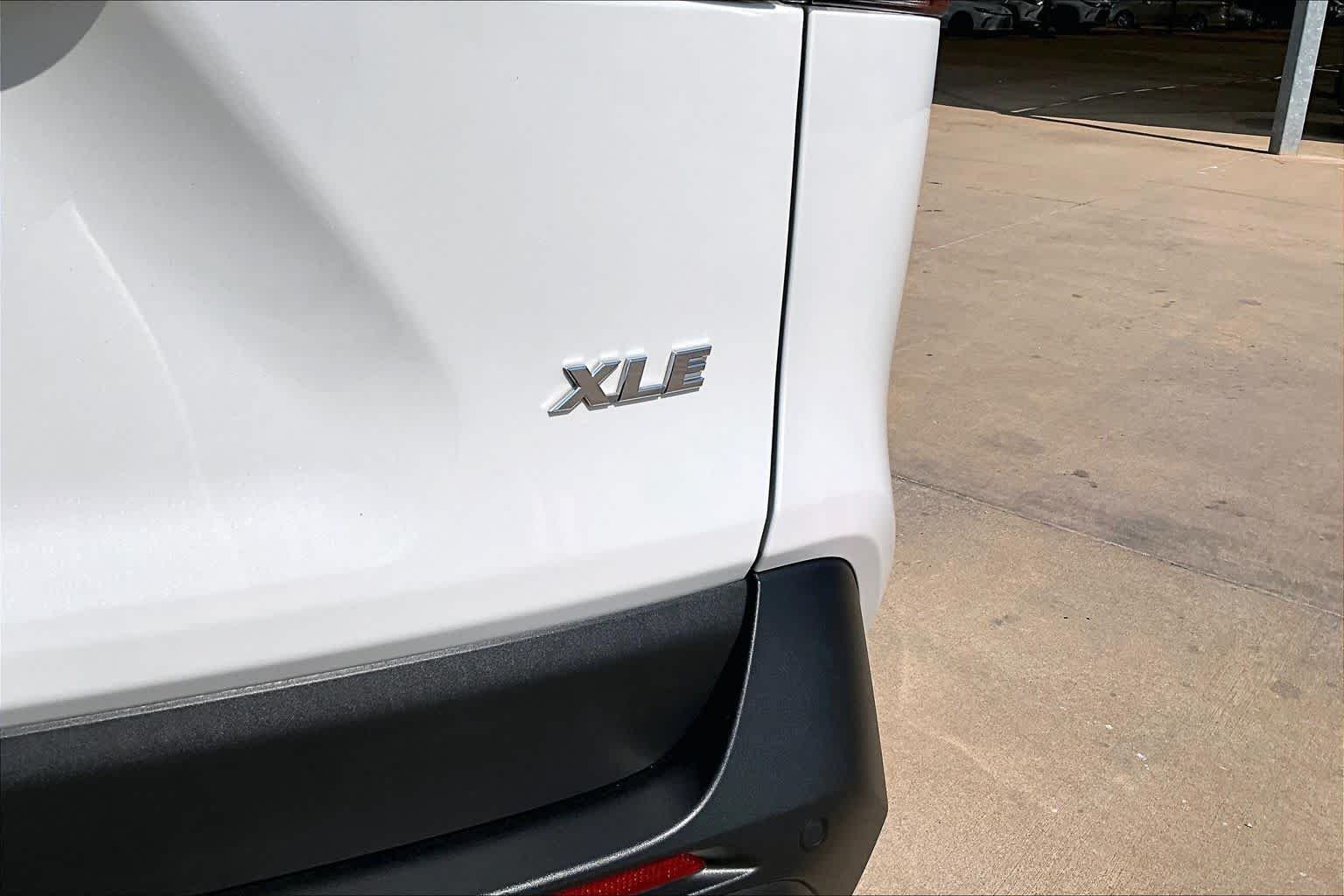 Used 2023 Wind Chill Pearl Toyota XLE Premium image 29