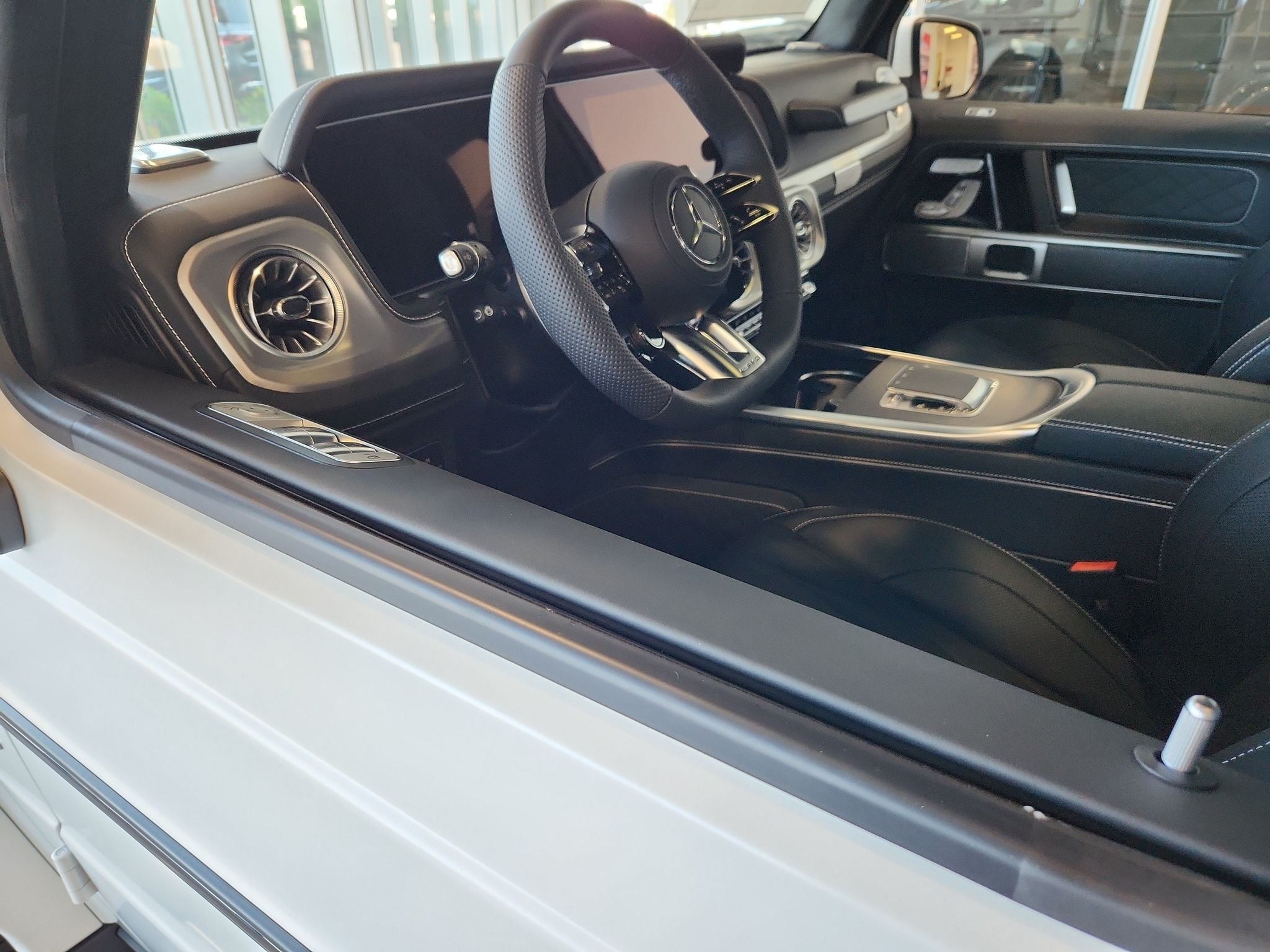 New 2027 MANUFAKTUR Moonlight White Magno Mercedes-Benz AMG® G 63 image 12