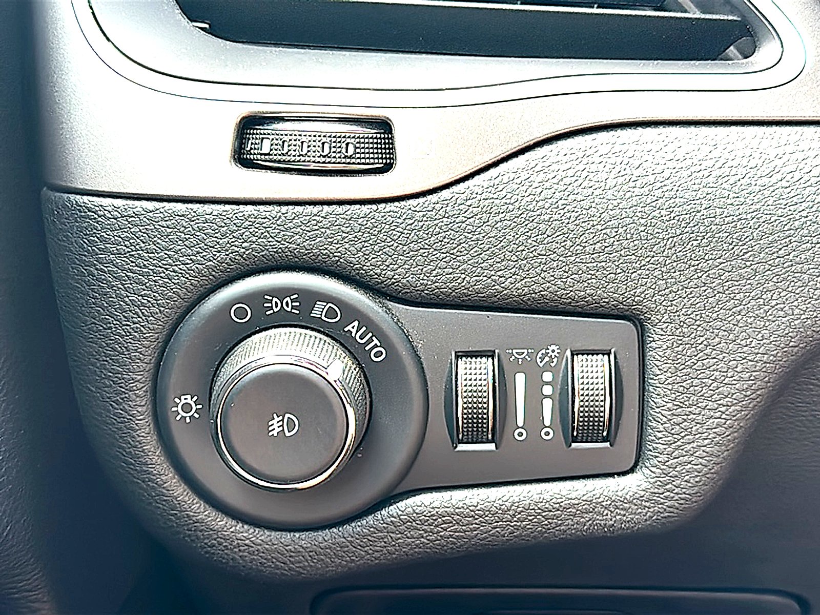 Used 2022 WHITE Jeep Latitude Lux 4x4 image 36