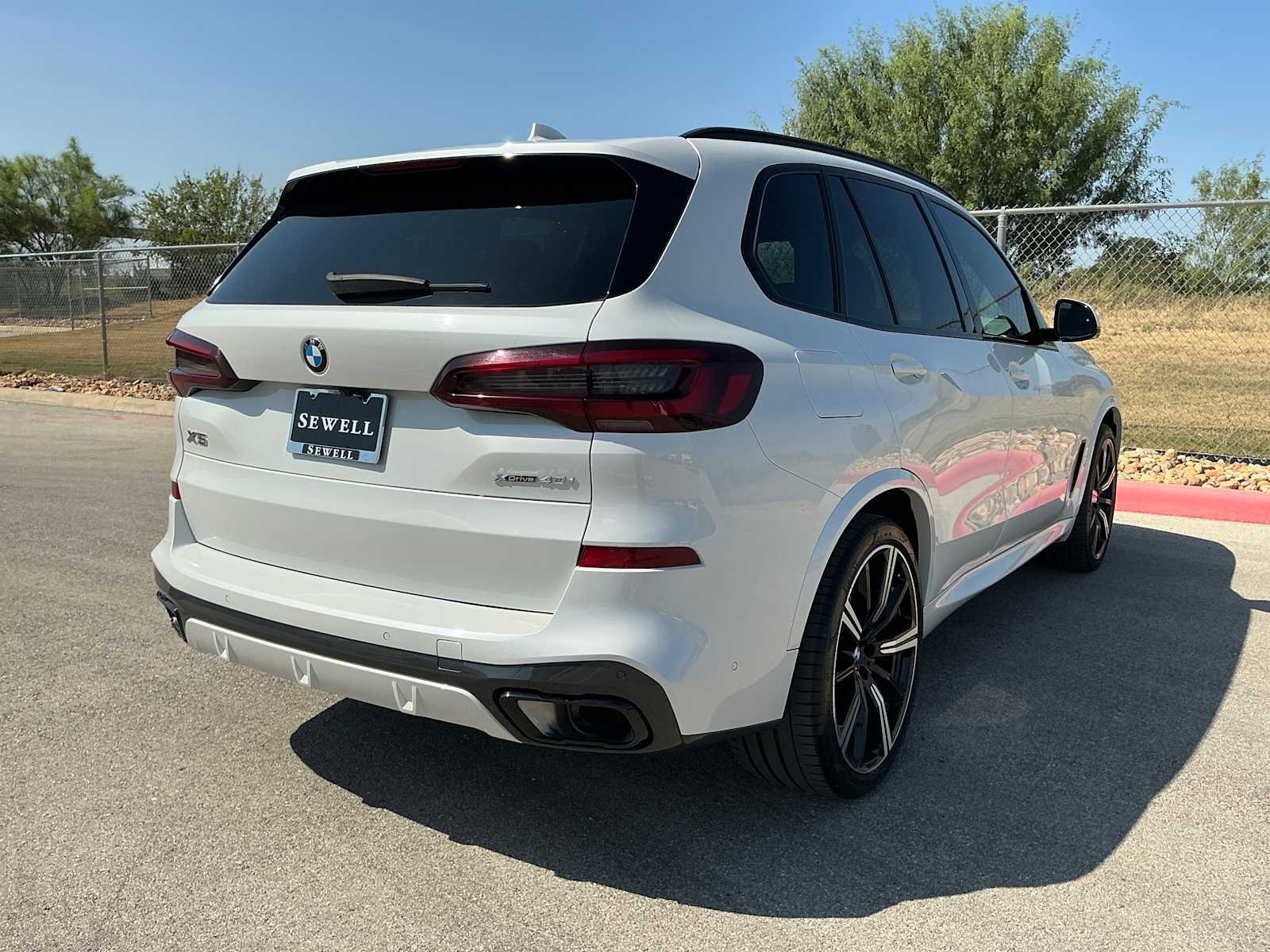 Used 2023 Mineral White Metallic BMW xDrive40i image 4