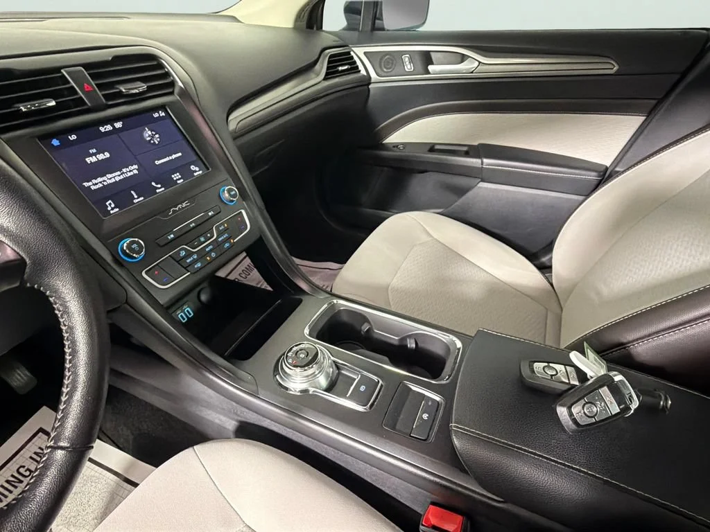 Used 2019  Ford SE image 19
