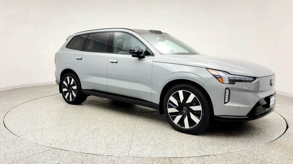 Used 2025 Vapour Grey Metallic Volvo Twin Motor Ultra 7-Seater image 3