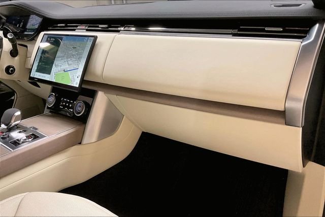 Used 2023 White Land Rover SE image 28