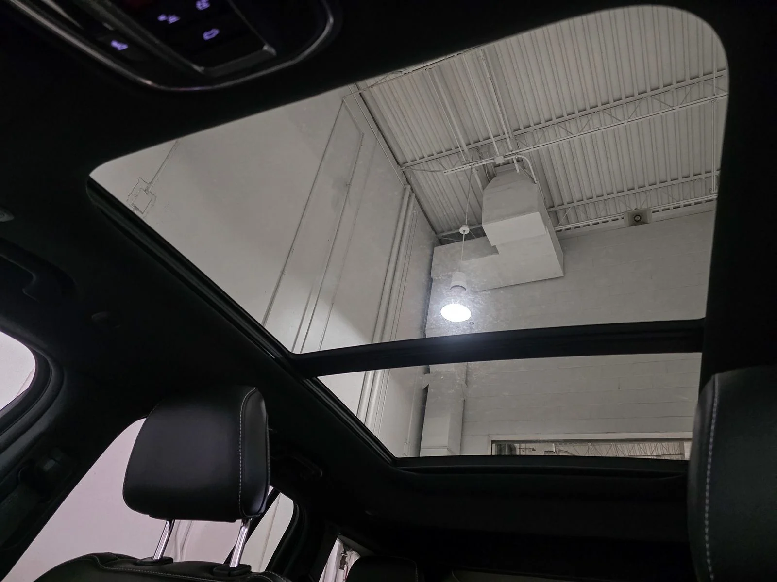 New 2026 Diamond Black Crystal Pearl-Coat Exterior Paint Jeep Limited image 41