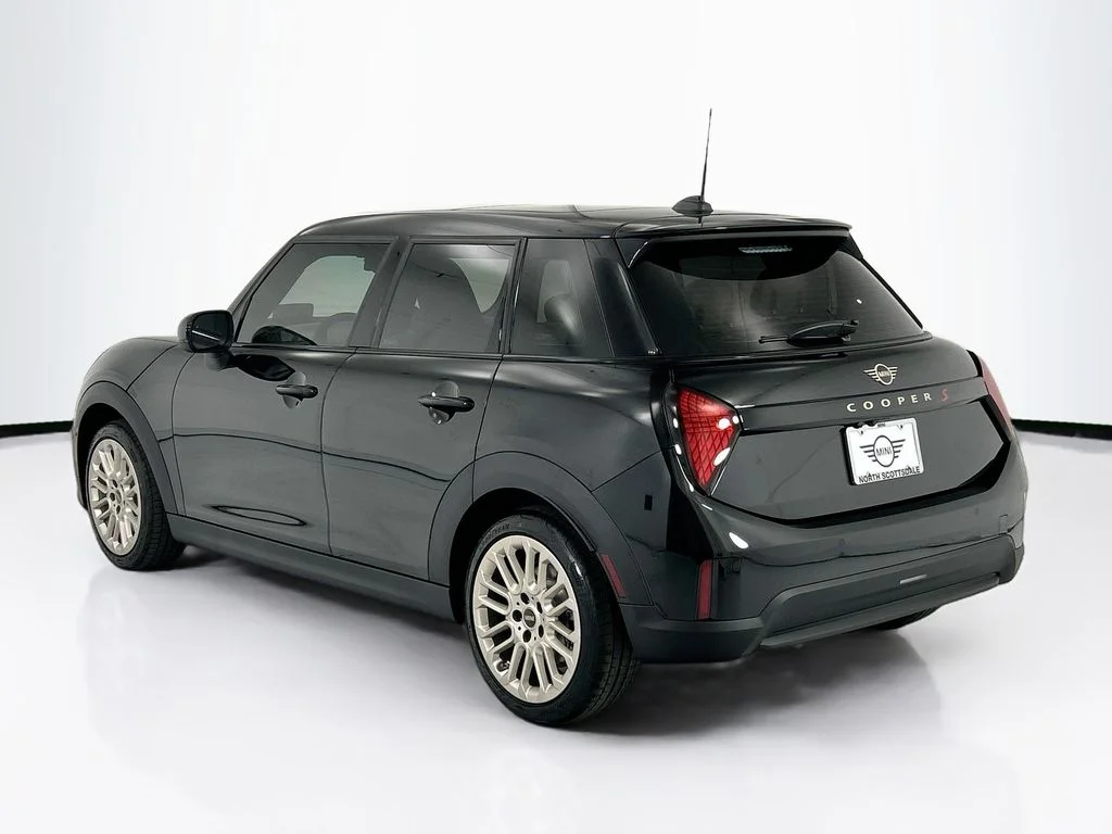 New 2026 Midnight Black II Metallic MINI Signature Plus image 7