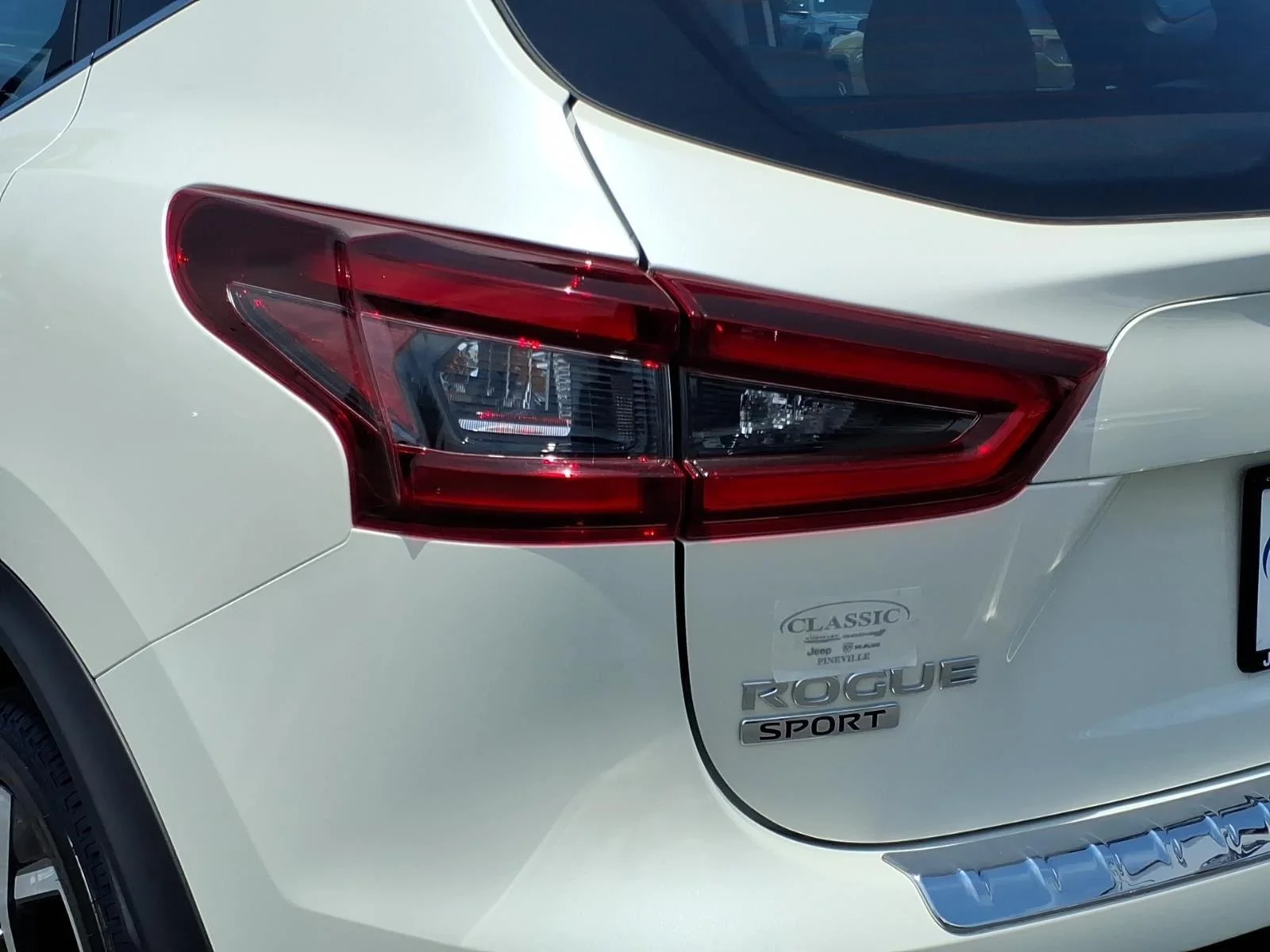 Used 2022 Pearl White Tricoat Nissan SL image 18