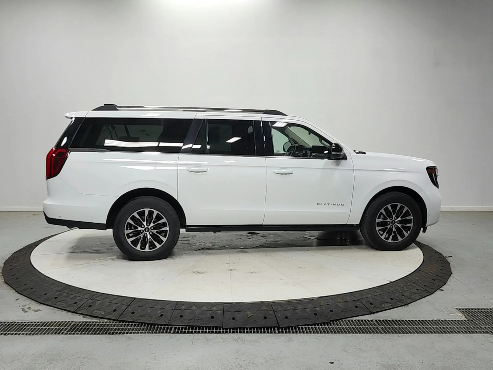 Used 2025 White Ford Platinum image 9
