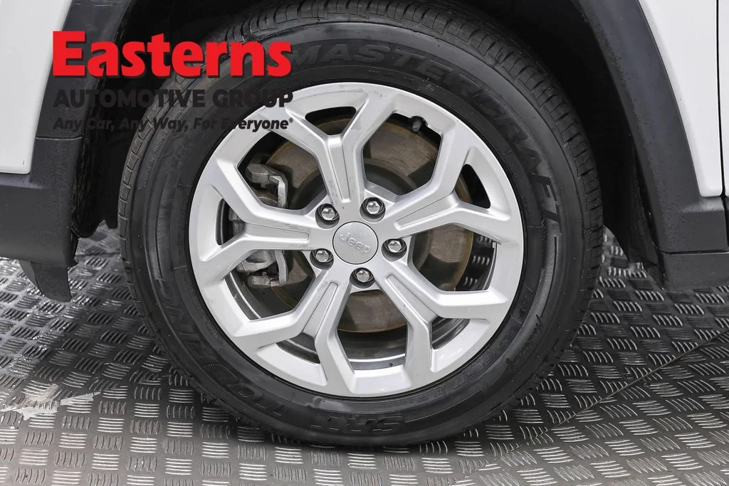 Used 2024 White Jeep Latitude image 28