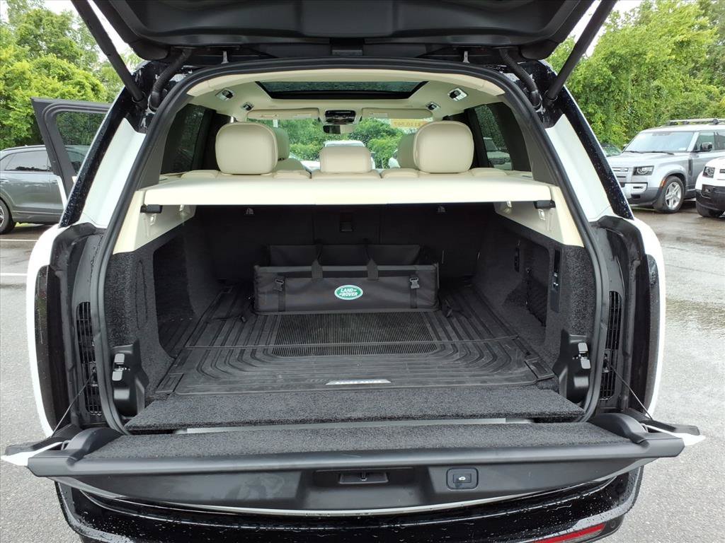 Used 2025 Ostuni Pearl White Premium Metallic Land Rover SE image 12