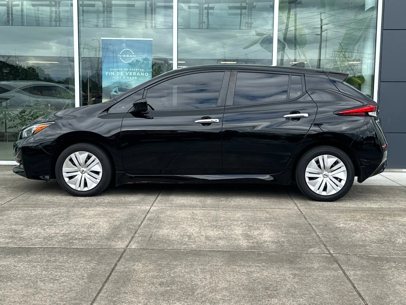 Used 2022 Super Black Nissan S image 6
