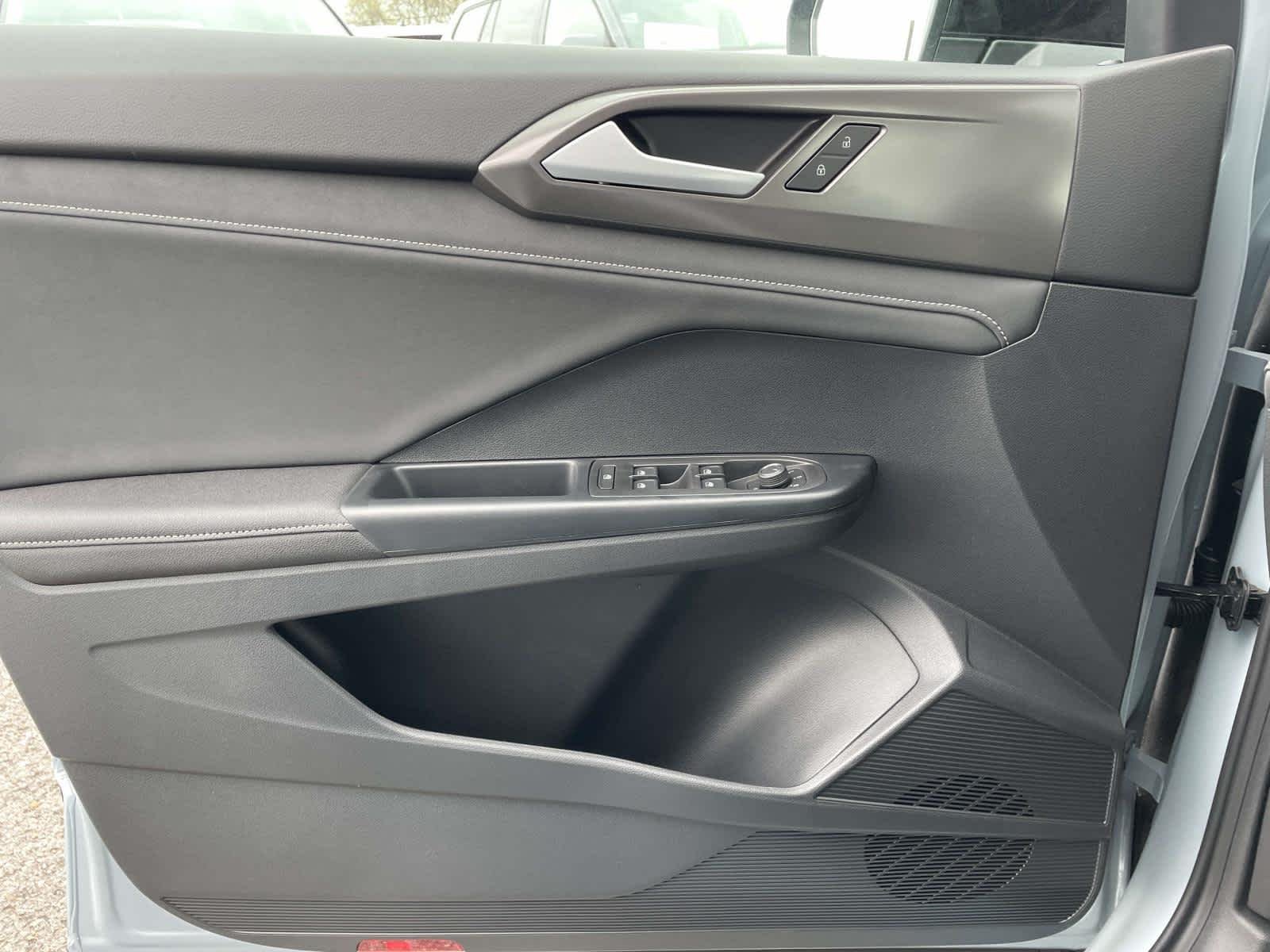 New 2026 Monument Gray w/Deep Black Roof Volkswagen SE Black image 28