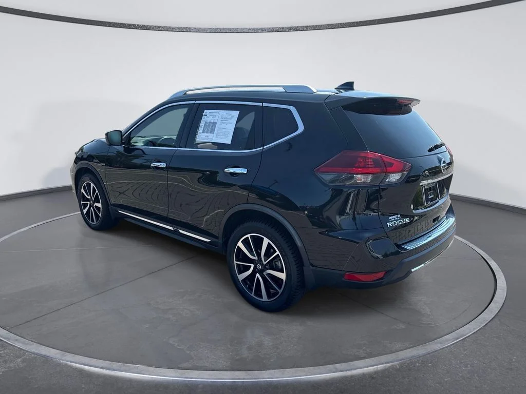 Used 2018 Black Nissan SL image 5