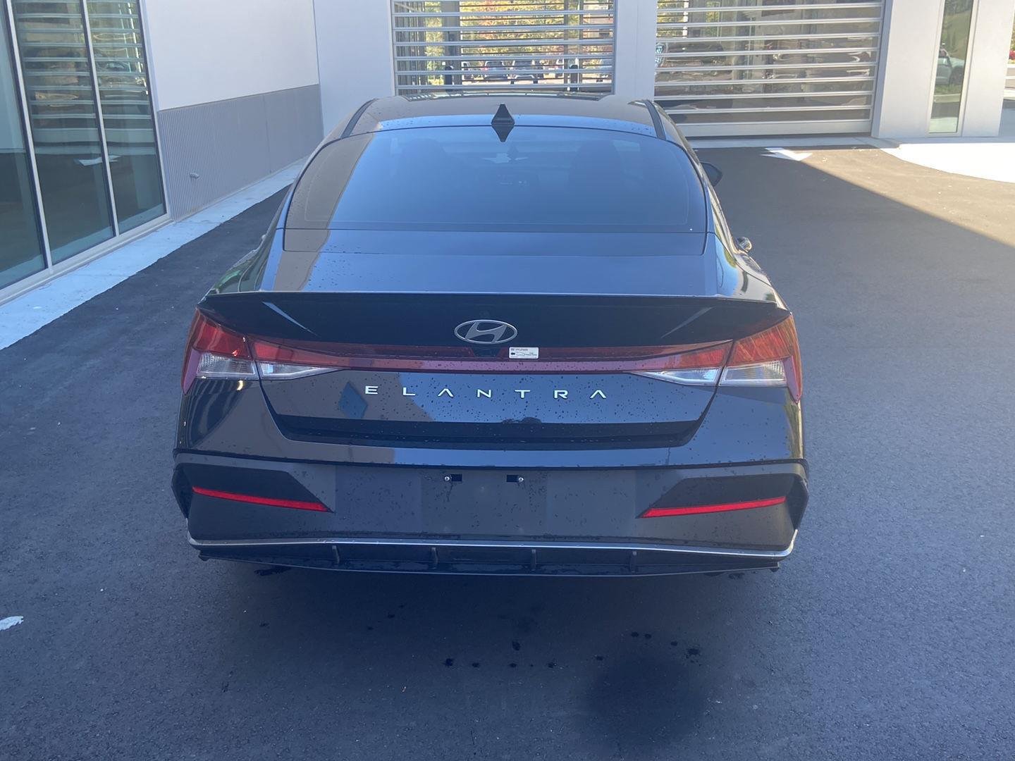 Used 2025 Abyss Black Hyundai SEL Sport image 5