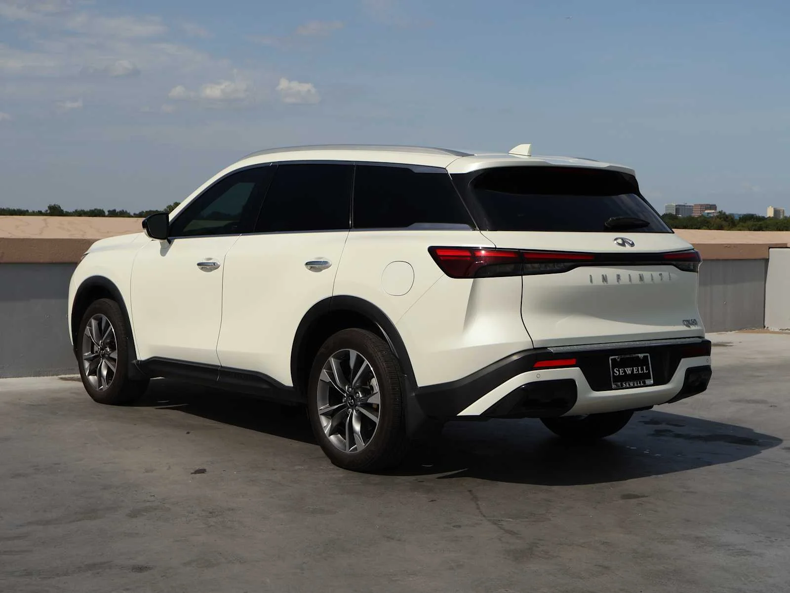 Certified Used 2023 Majestic White INFINITI LUXE image 9