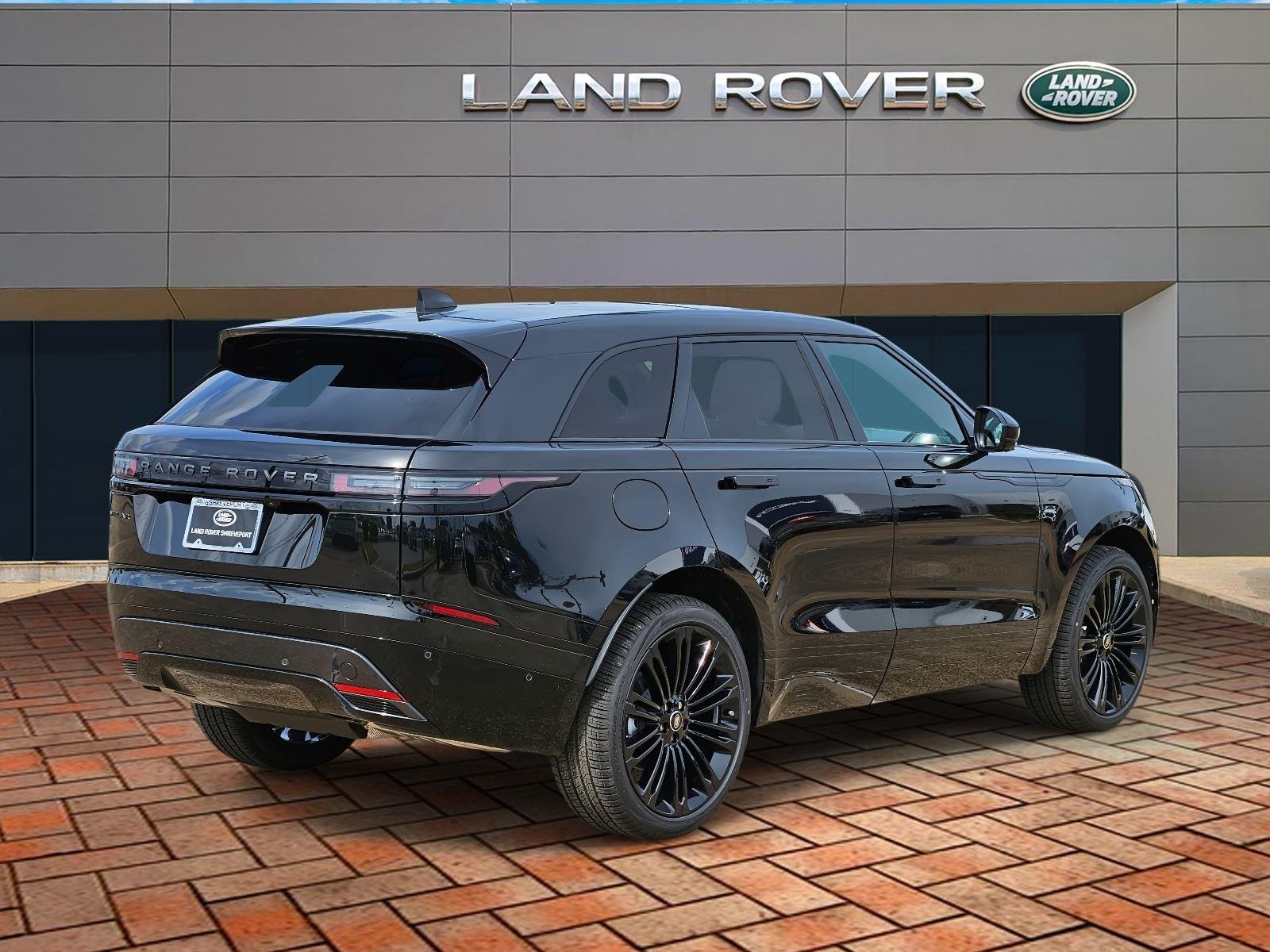 New 2026 Santorini Black Land Rover Dynamic SE image 4
