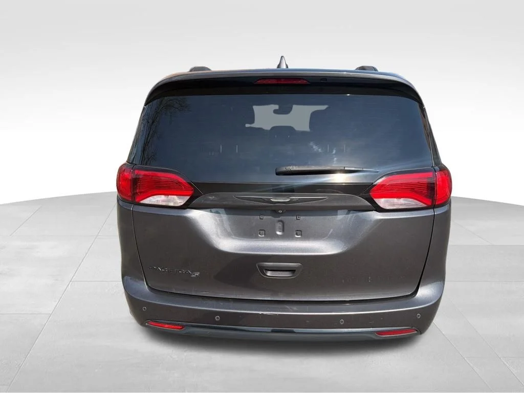 Used 2019 Gray Chrysler Touring L image 4