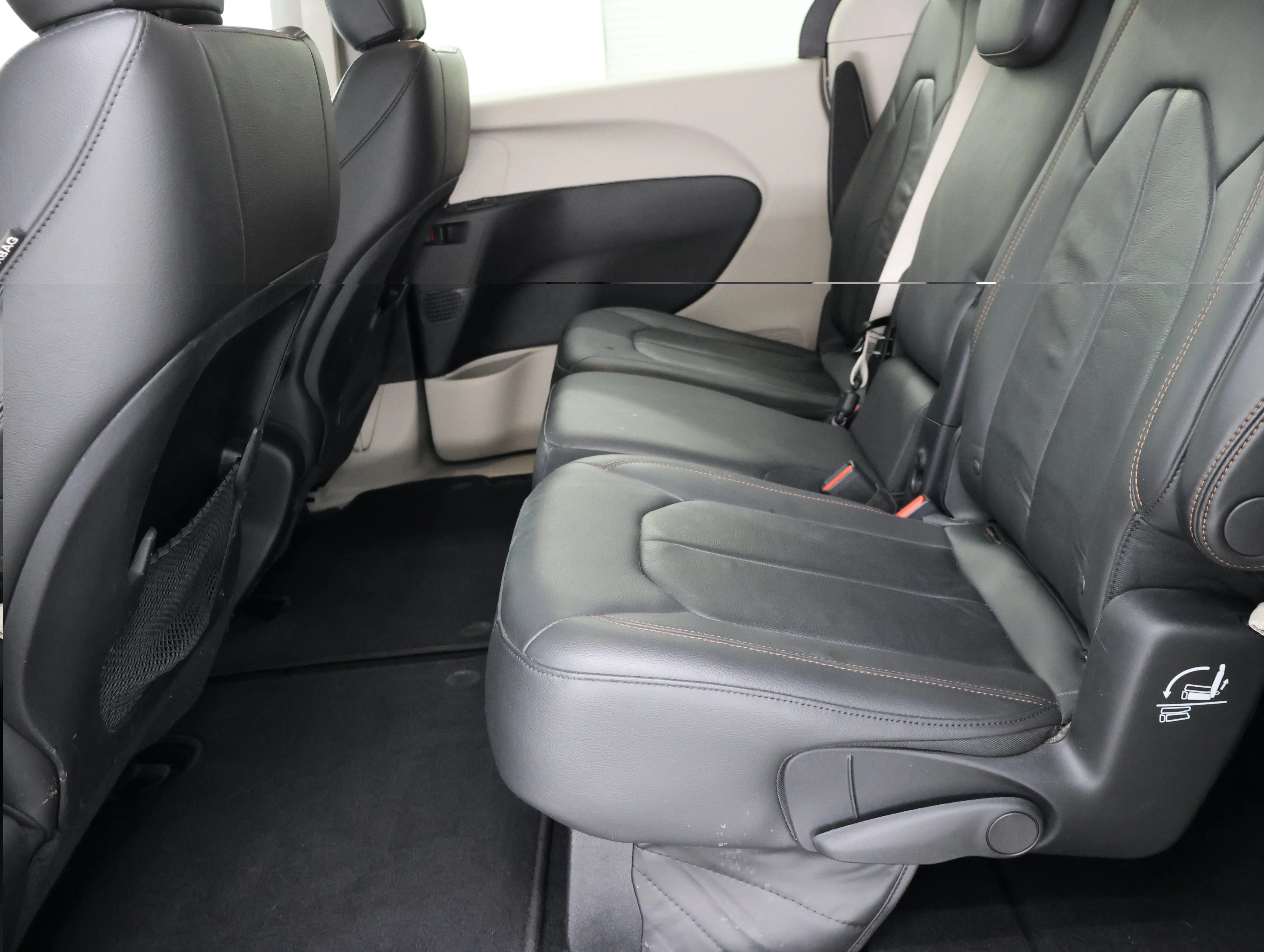 Used 2017 Jazz Blue Pearlcoat Chrysler Touring L image 9