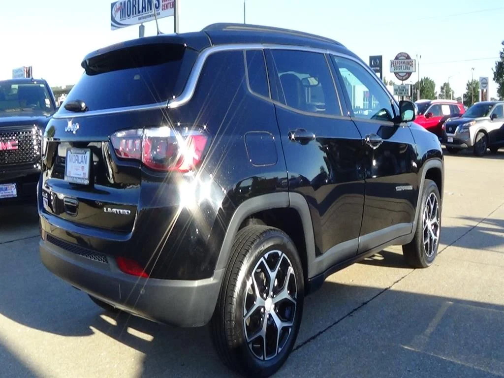 Used 2024 Diamond Black Crystal Pearl Coat (pxj) Jeep Limited image 6