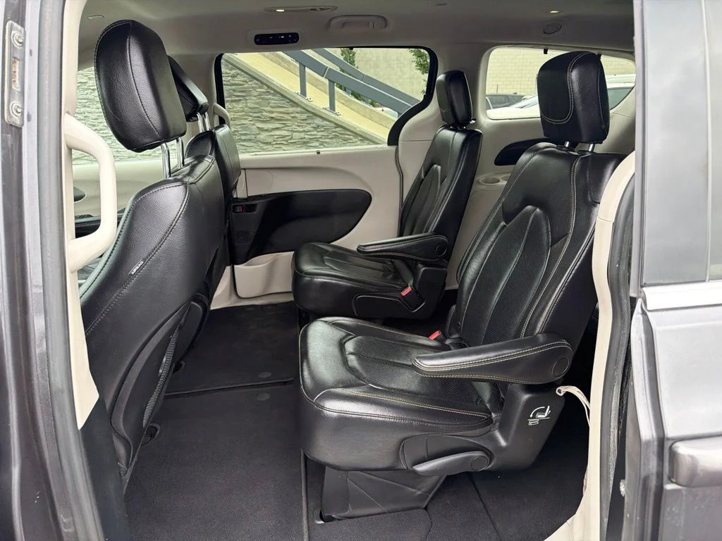 Used 2022 Gray Chrysler Touring L image 12