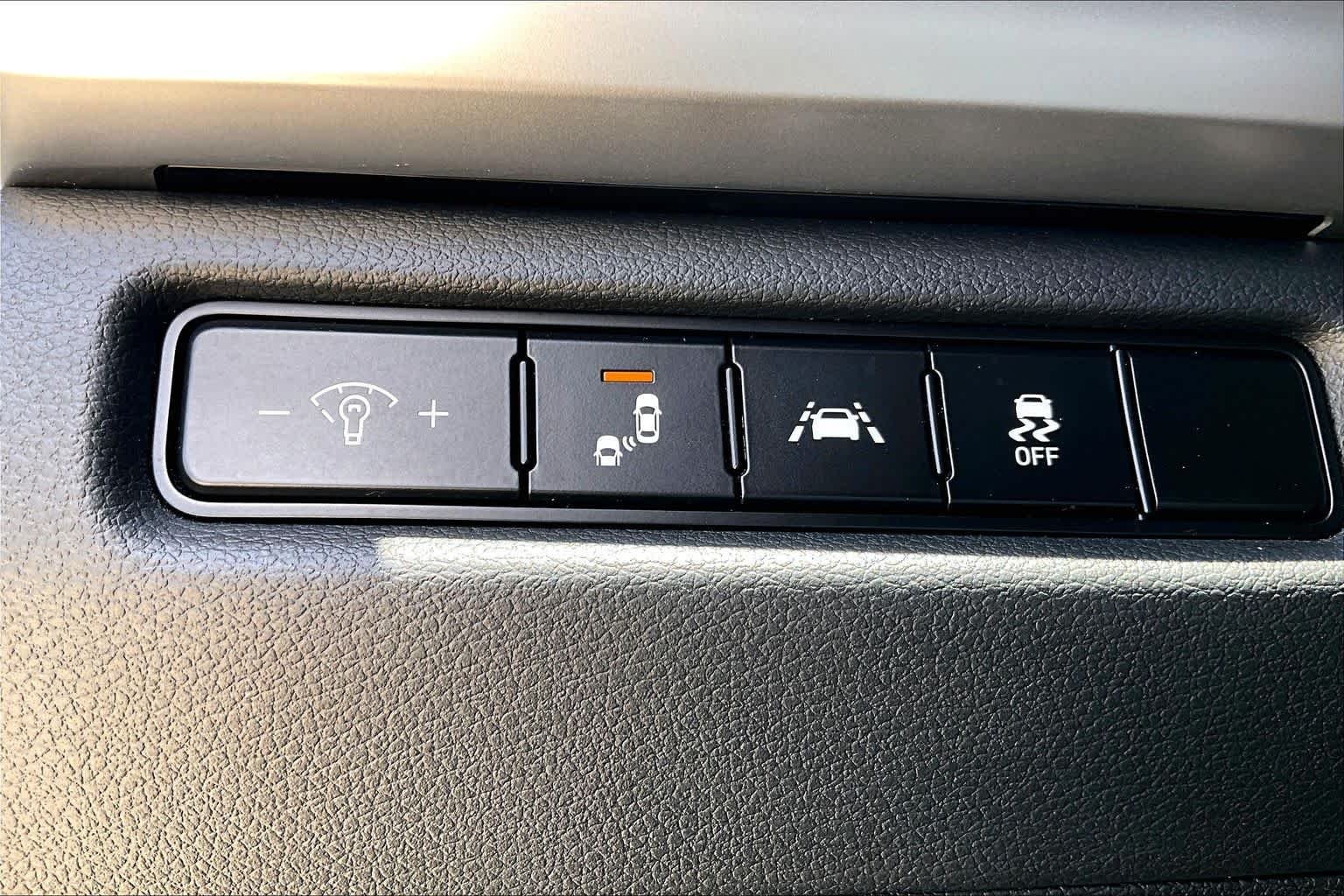 Used 2020 Snow White Pearl Kia S image 34
