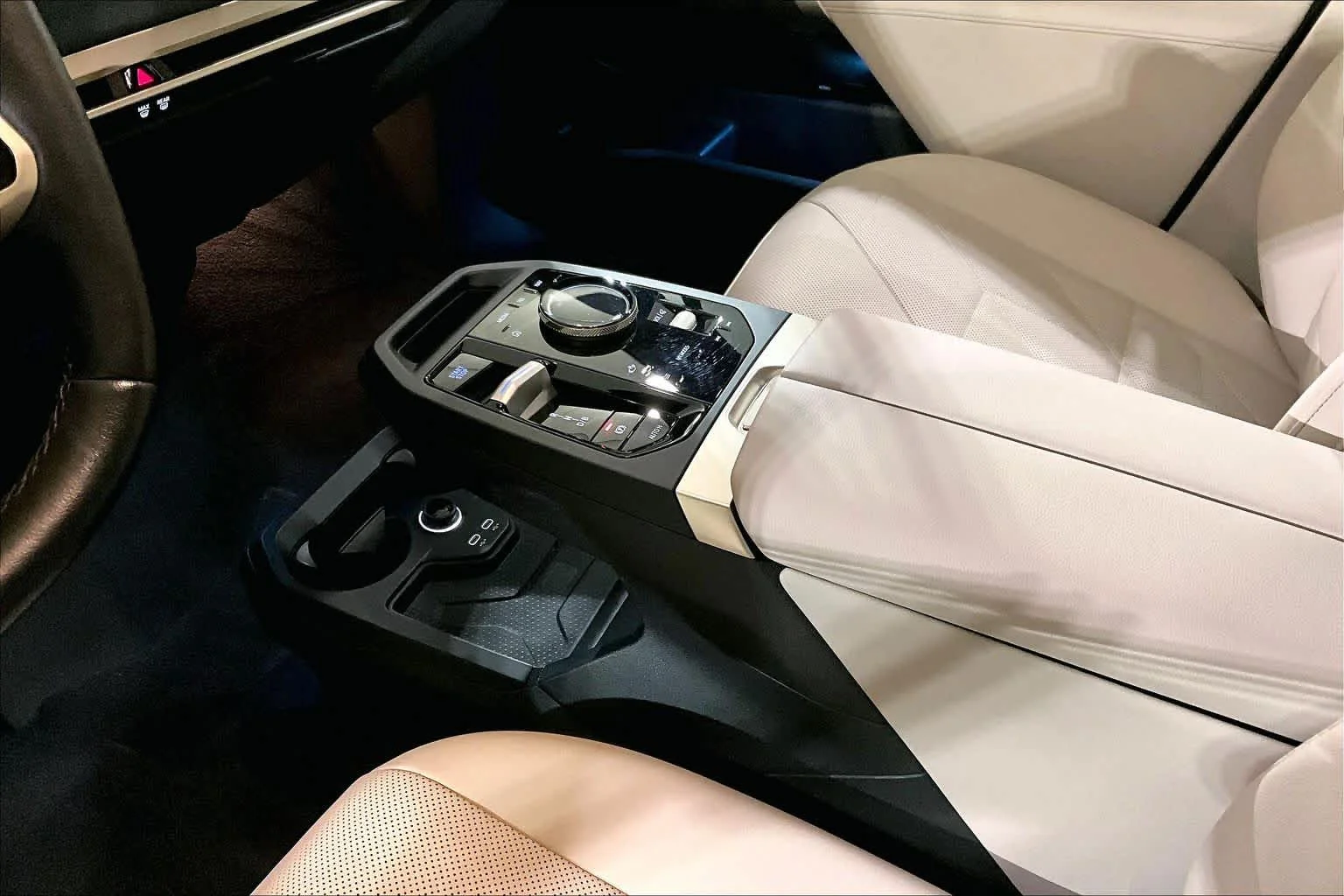 Used 2024 Mineral White Metallic BMW xDrive50 image 16