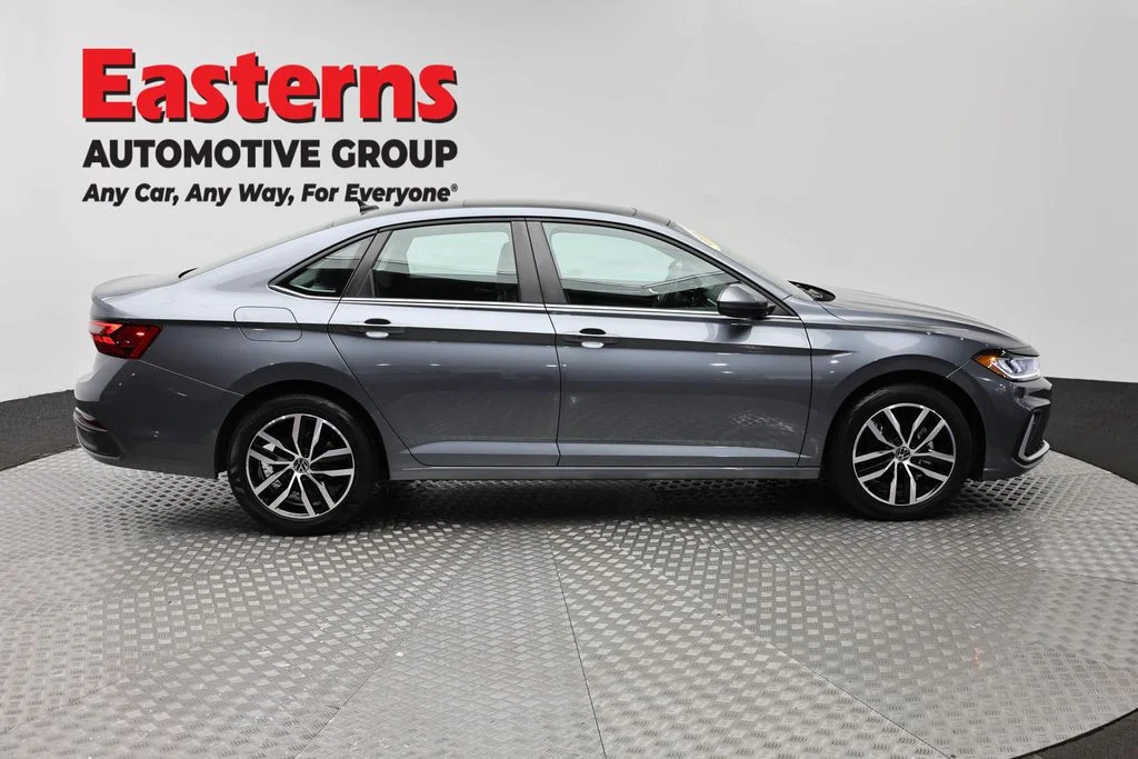 Used 2025 Gray Volkswagen 1.5T SE image 4