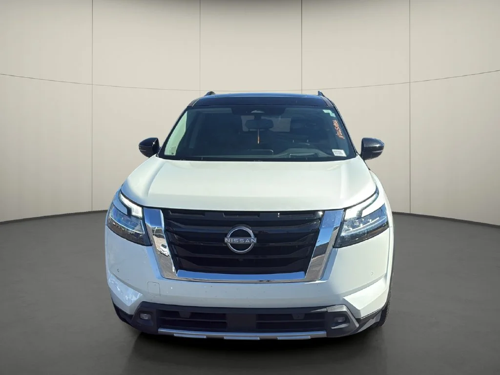 Used 2022 White Nissan Platinum image 2