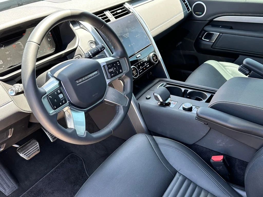 Used 2025  Land Rover Dynamic SE image 9